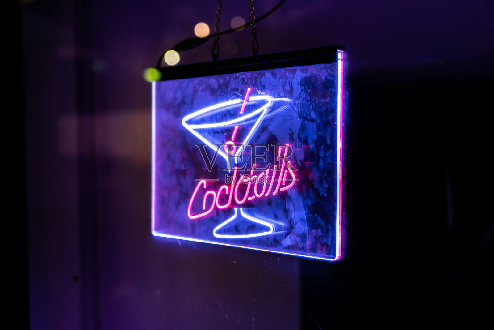 潜水酒吧外的霓虹灯鸡尾酒招牌照片摄影图片