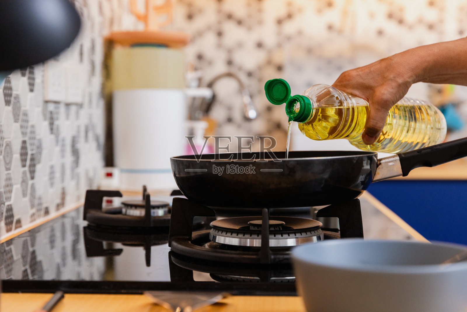 老人在厨房用煤气炉煮鸡蛋。照片摄影图片