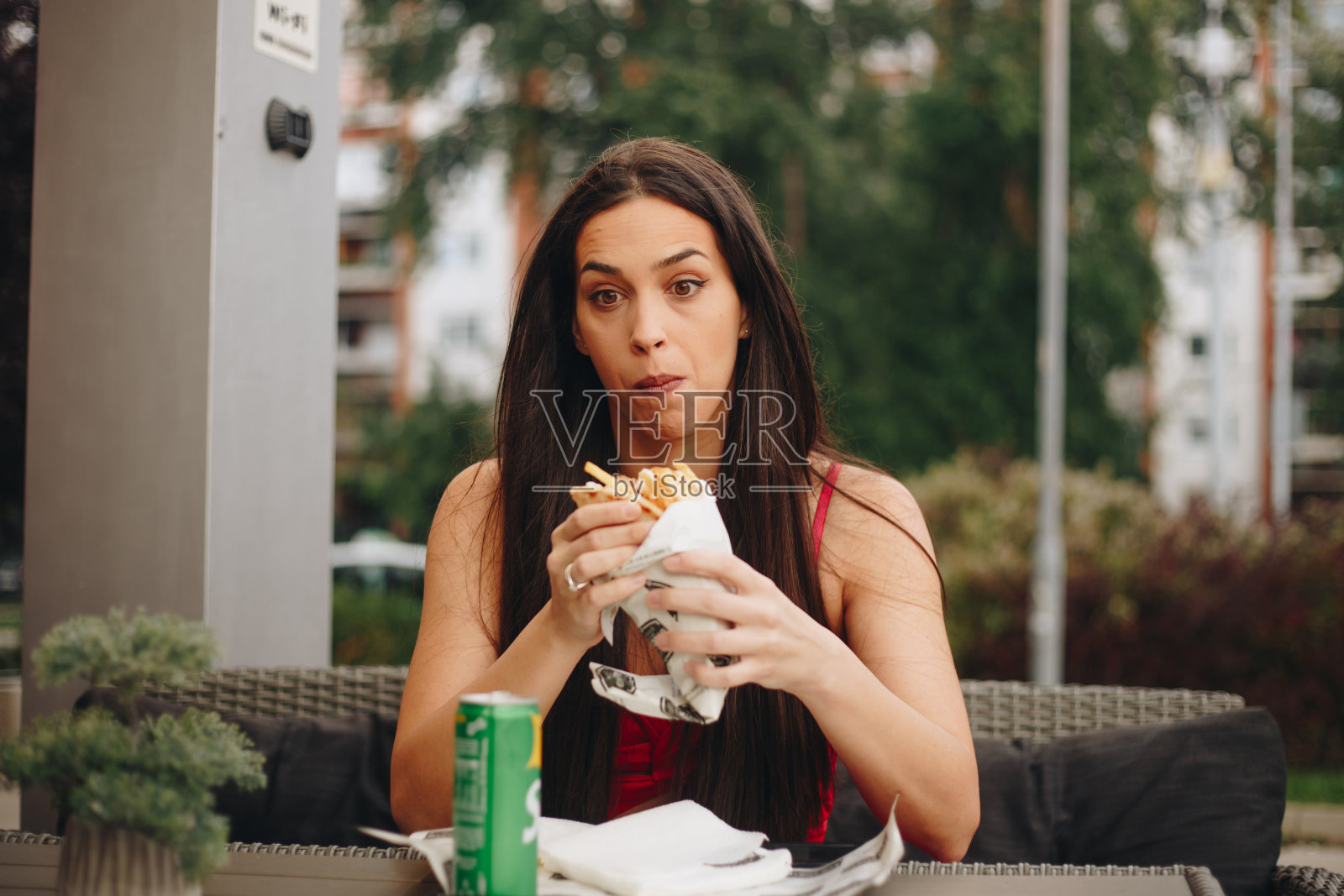 吃陀螺的女人的股票照片照片摄影图片