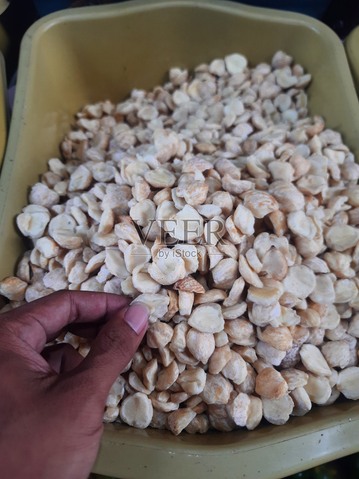 手拿着一个蜡烛照片摄影图片