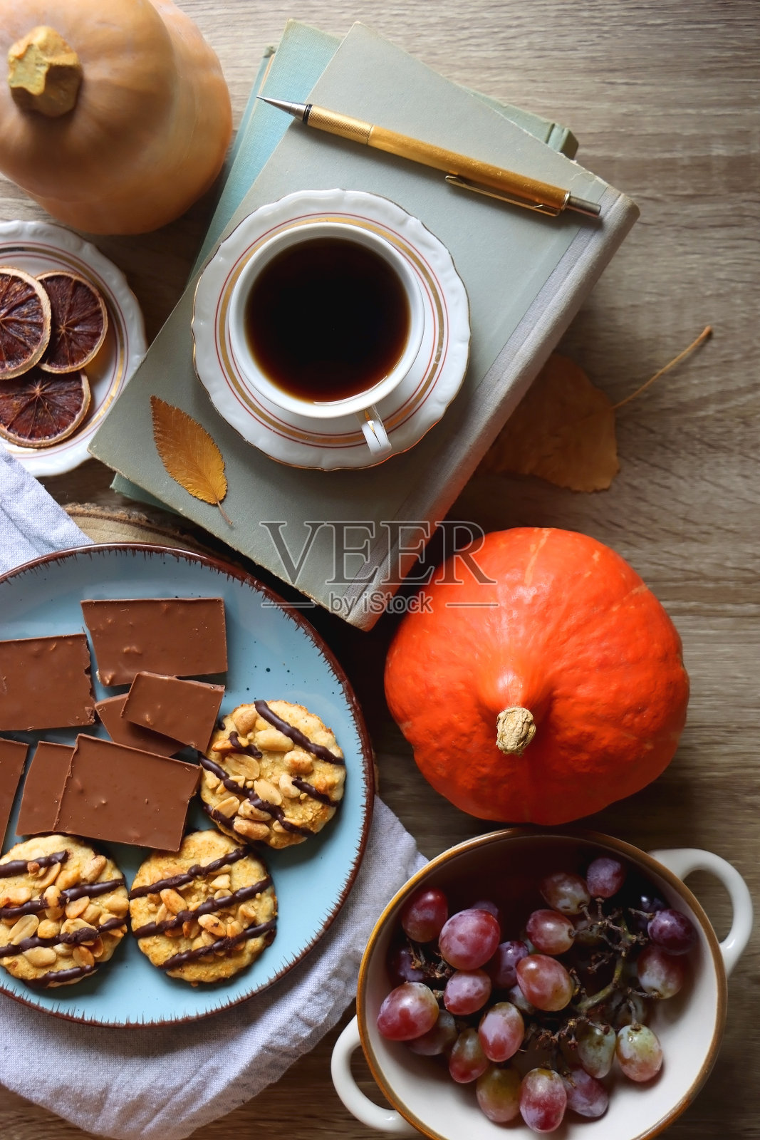 甜食，热饮和秋天的细节照片摄影图片