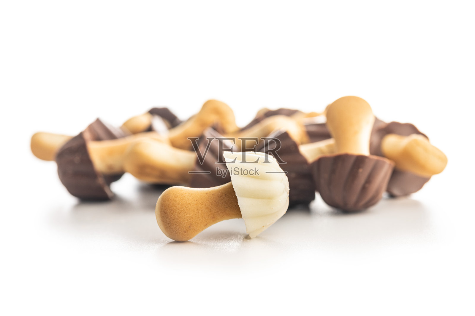蘑菇形状的糖果。白色背景上的巧克力蘑菇。照片摄影图片