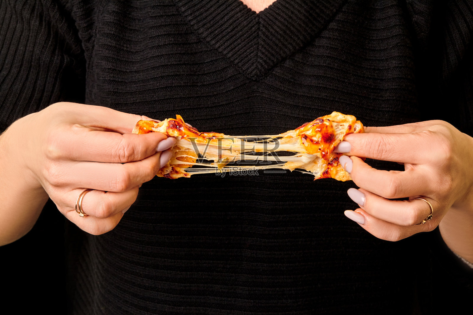 女人的手在掰开美味的奶酪烤面包卷照片摄影图片