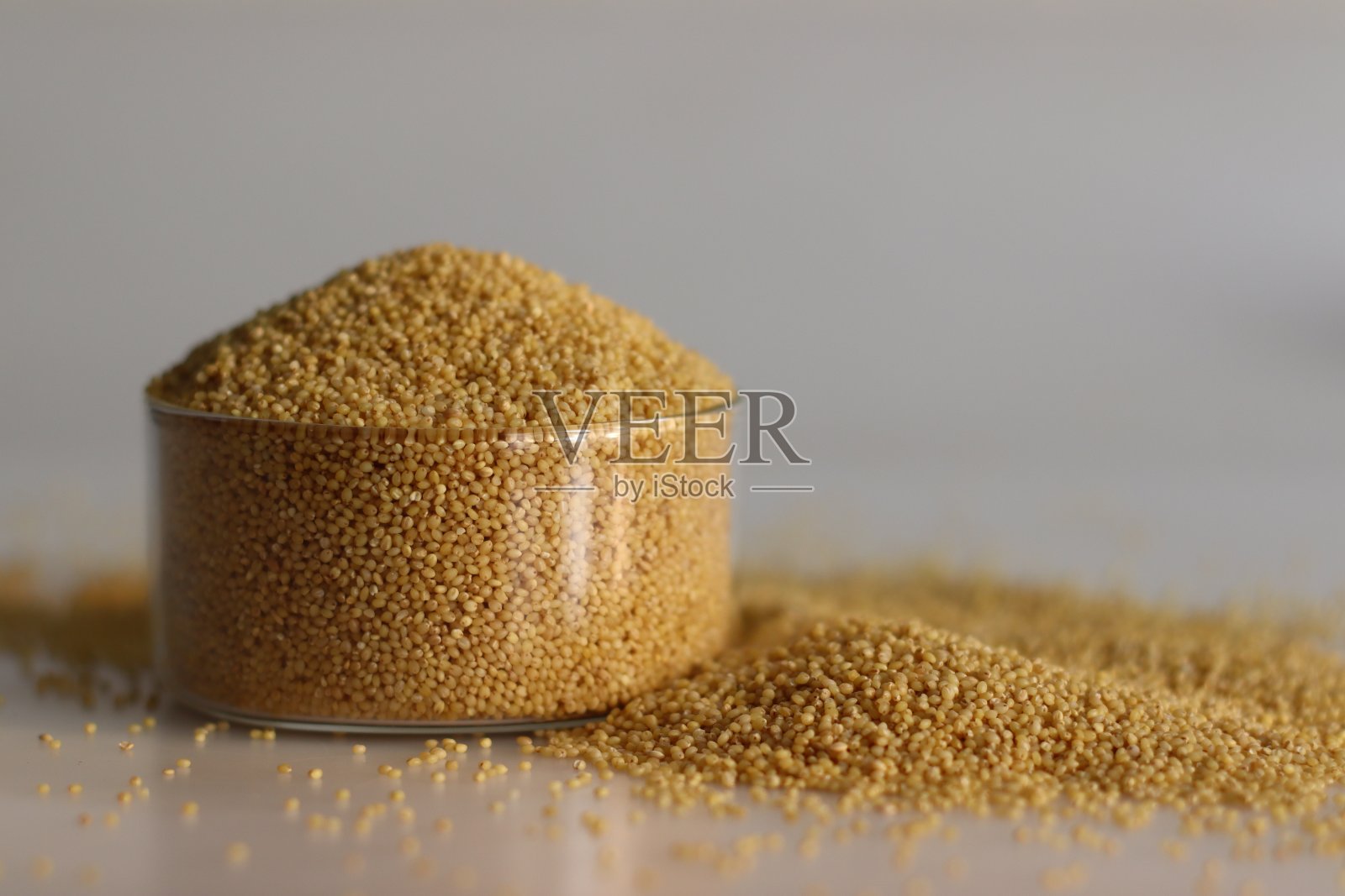 近景:盛满水的玻璃碗里的谷子照片摄影图片