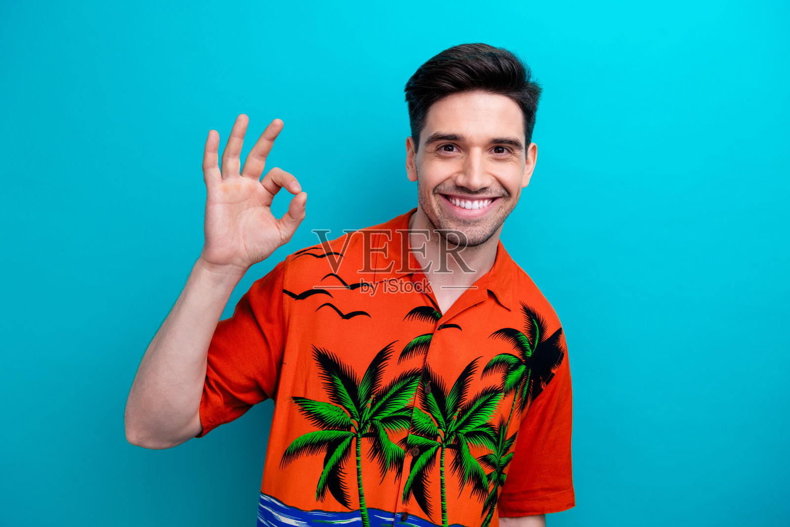 有趣的家伙的肖像显示手指好的标志反馈好工作夏季销售促销人员模型孤立的蓝色背景照片摄影图片