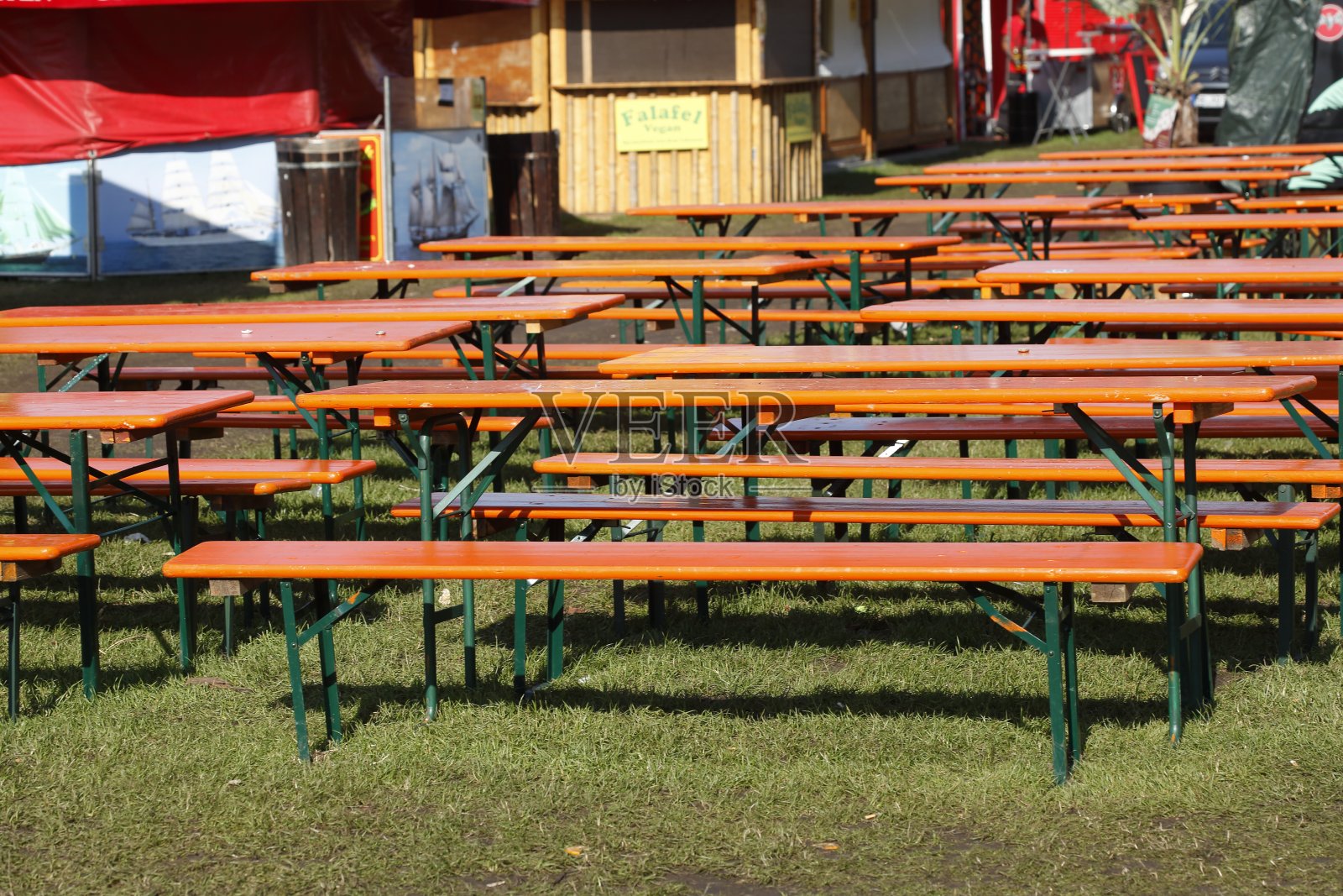 在德国的一次活动中，用木头制成的长凳和折叠桌照片摄影图片