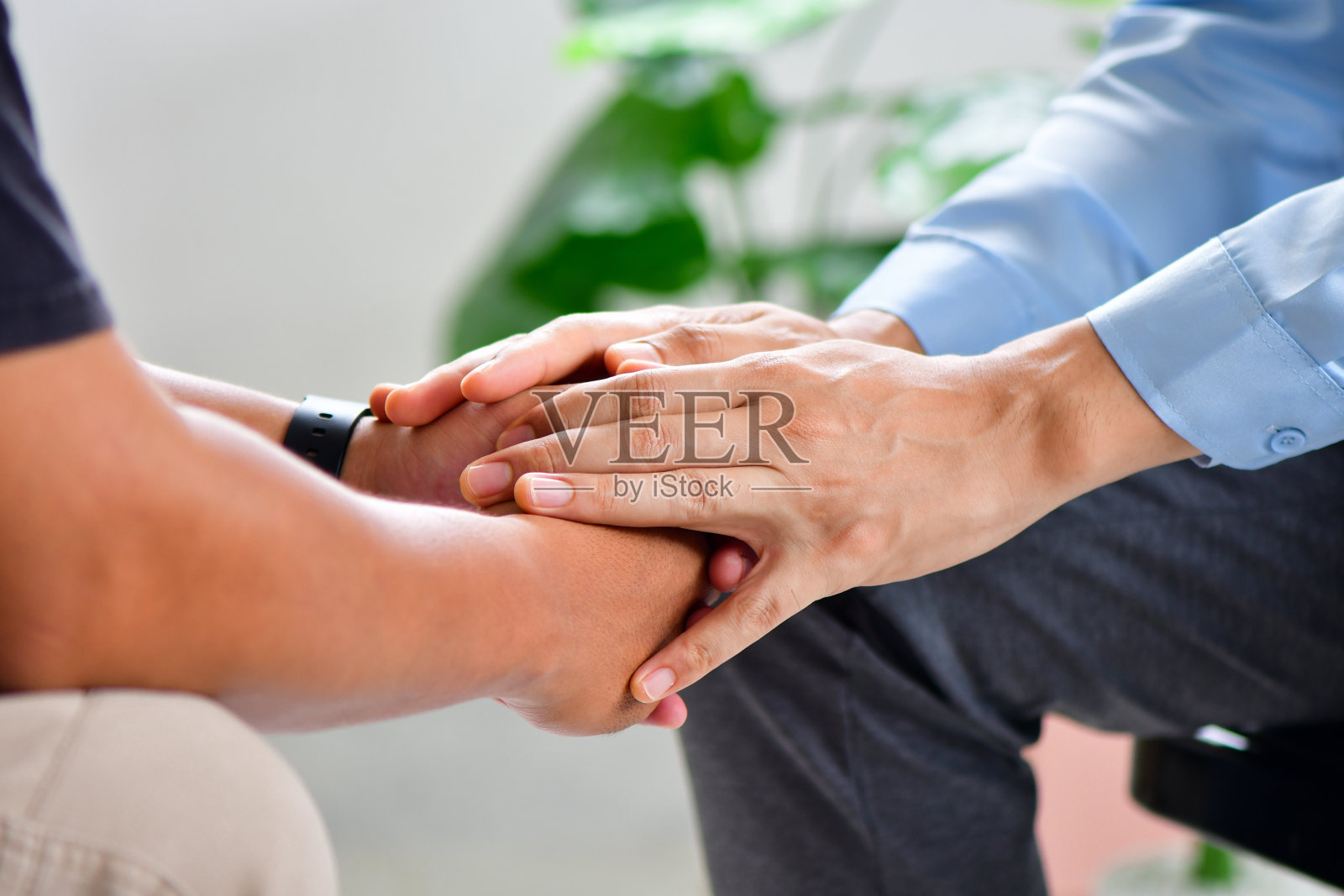 专业顾问牵着成熟商人的手，给他建议和支持照片摄影图片