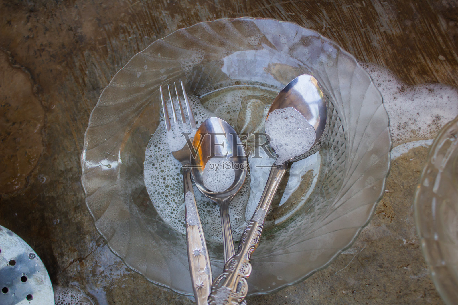 上面的玻璃盘子和勺子还在洗照片摄影图片