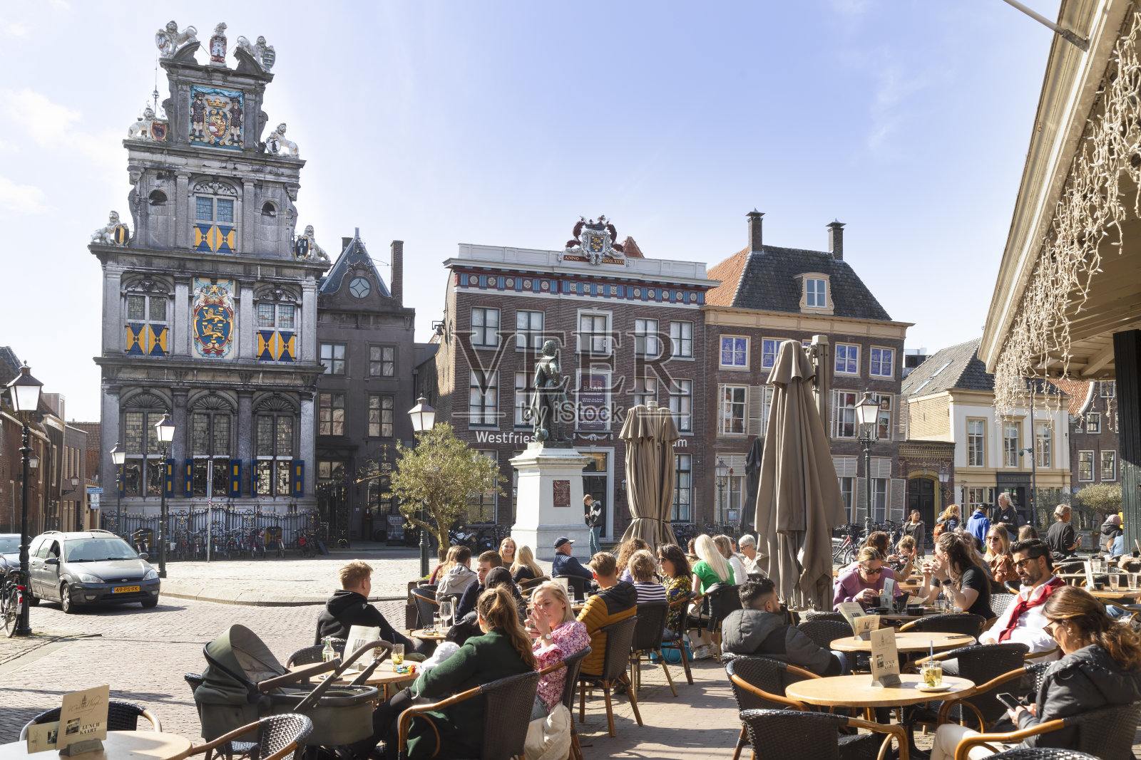 人们站在霍恩镇中心广场的露台上。照片摄影图片