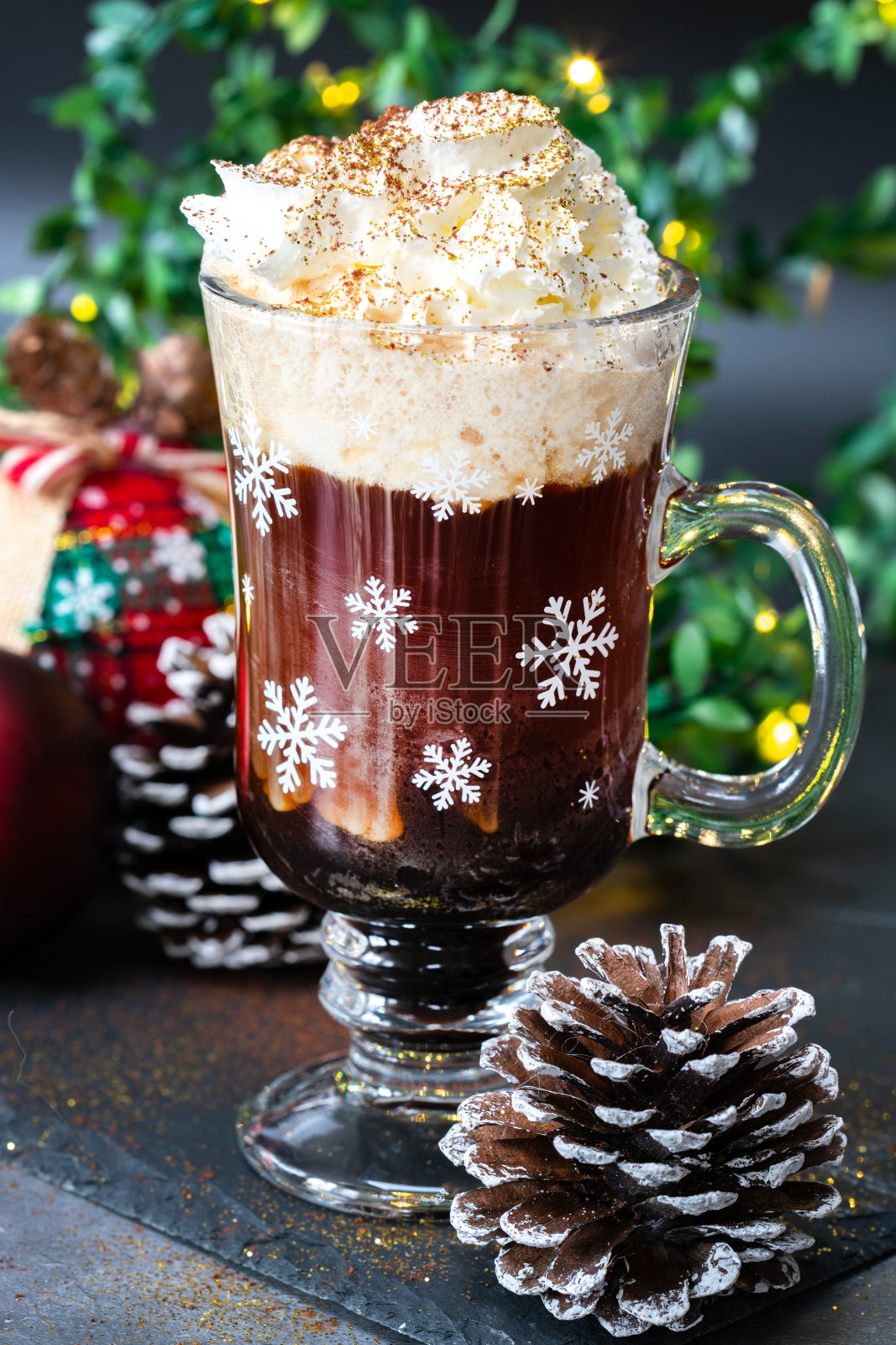 圣诞咖啡饮品，在玻璃杯中加入鲜奶油照片摄影图片