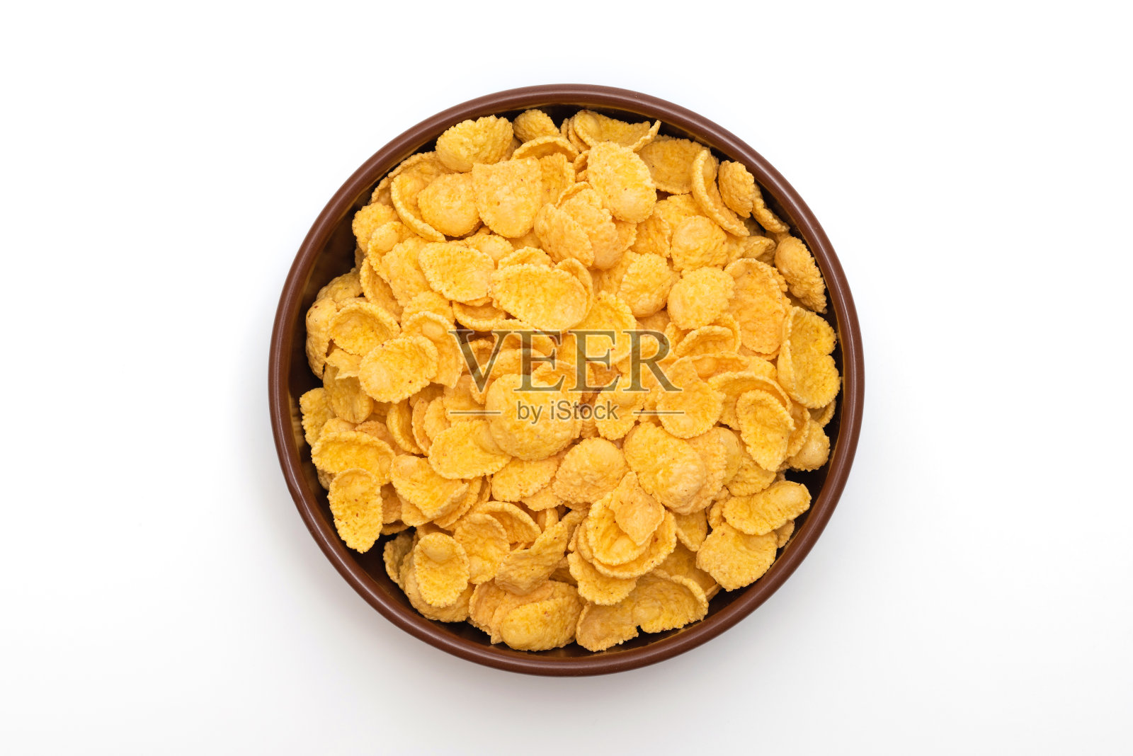 一盘装在盘子里的玉米片，背景是白色的照片摄影图片