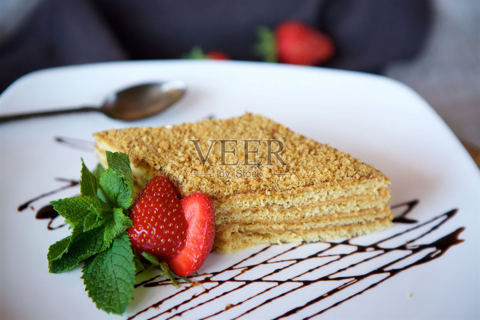 特写甜点是一块蛋糕或奶油泡芙蛋糕。照片摄影图片