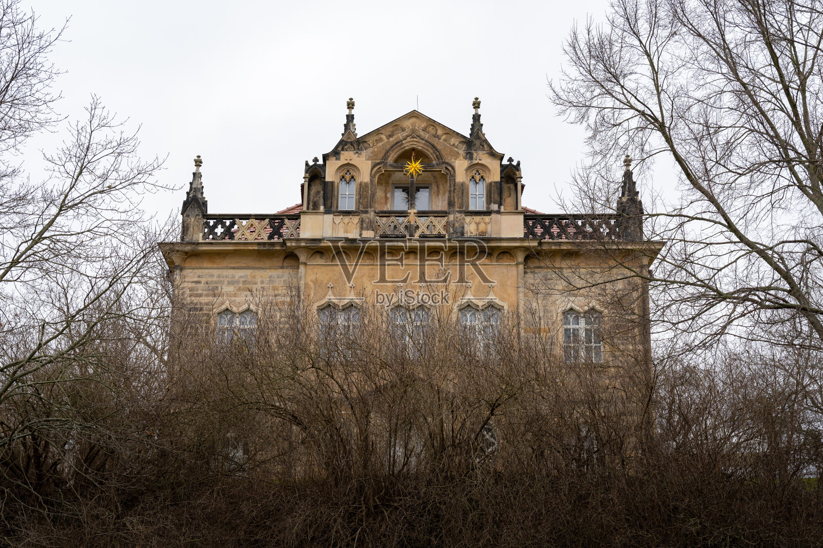 一幢老别墅建筑的正面照片摄影图片