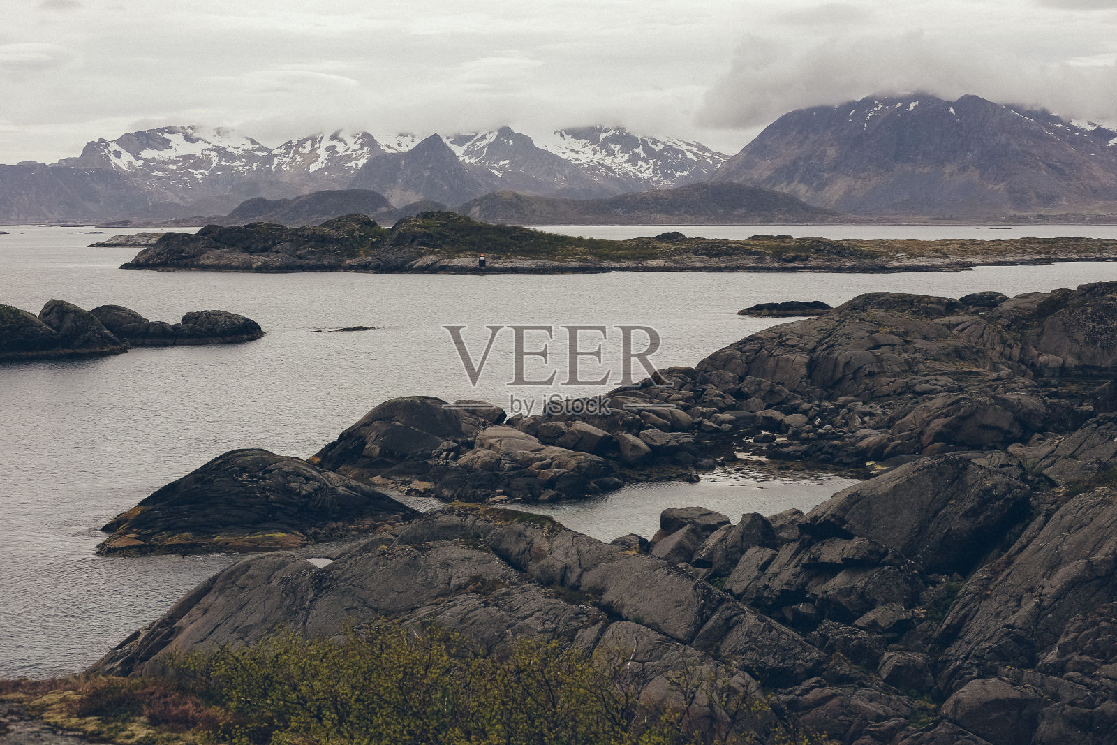 北海与寒冷和雪景的地平线和岩石海岸照片摄影图片