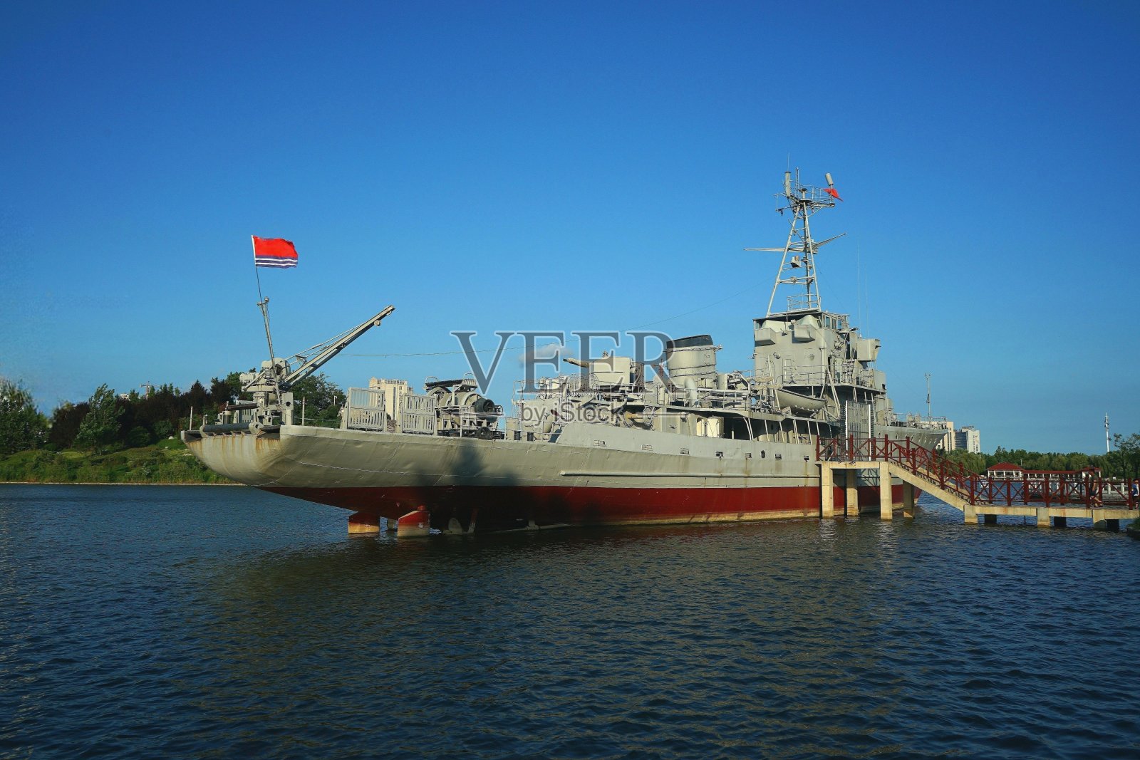 一艘军舰停靠在河边照片摄影图片