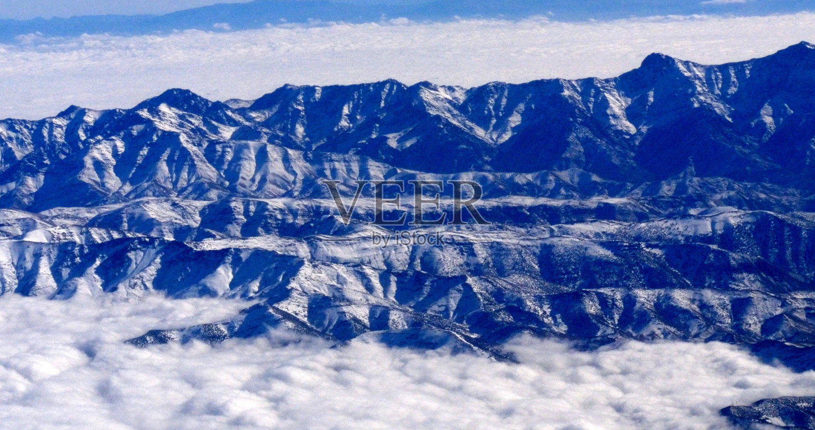 蓝天、山和飞机上的云照片摄影图片