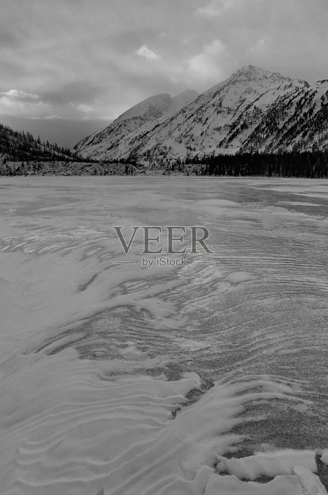 冬季雪山湖，俄罗斯西伯利亚阿尔泰山。照片摄影图片