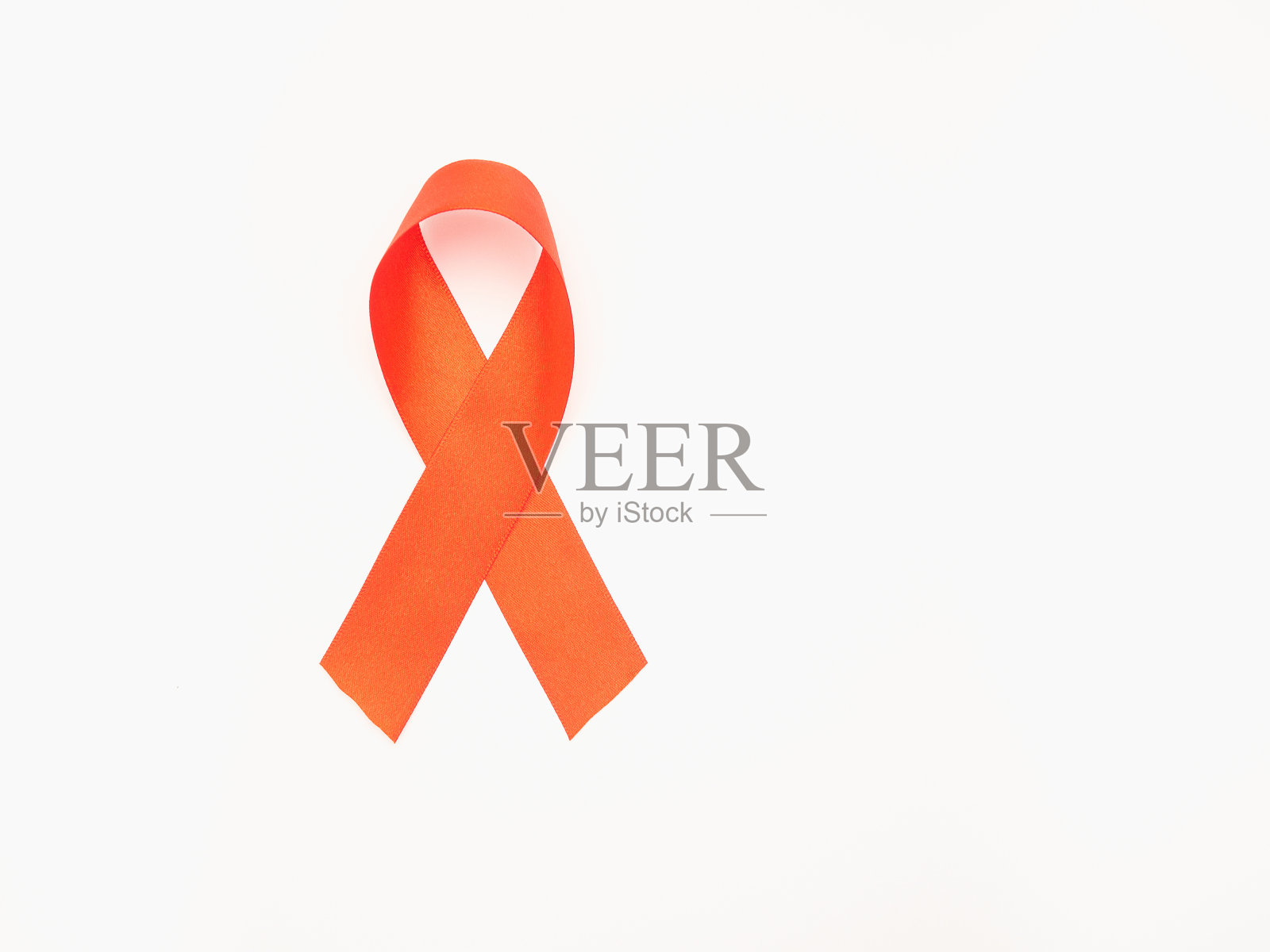 白色背景上的红丝带象征着与艾滋病毒、艾滋病和癌症的斗争照片摄影图片