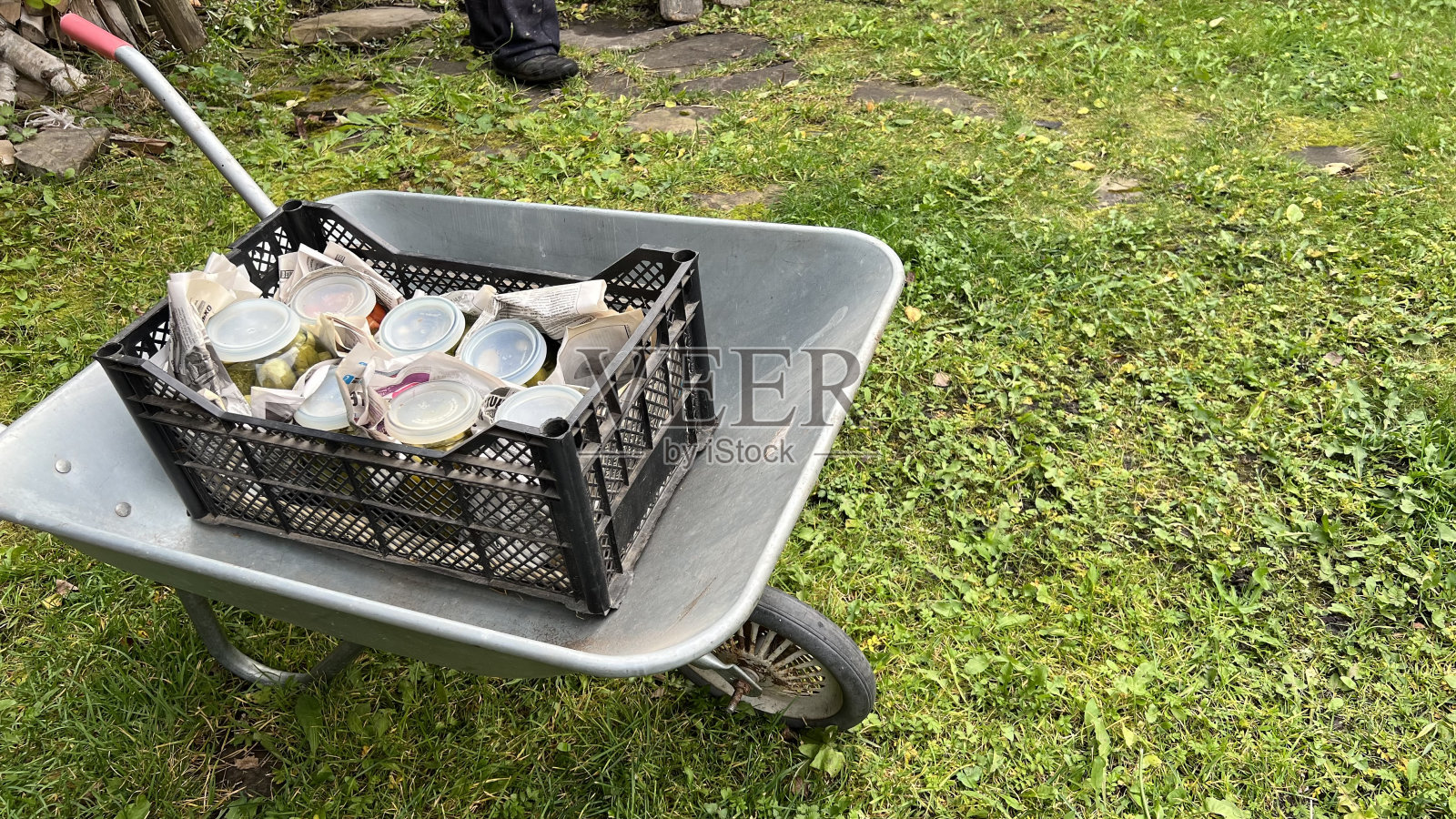 小推车上的罐子里装着腌黄瓜照片摄影图片