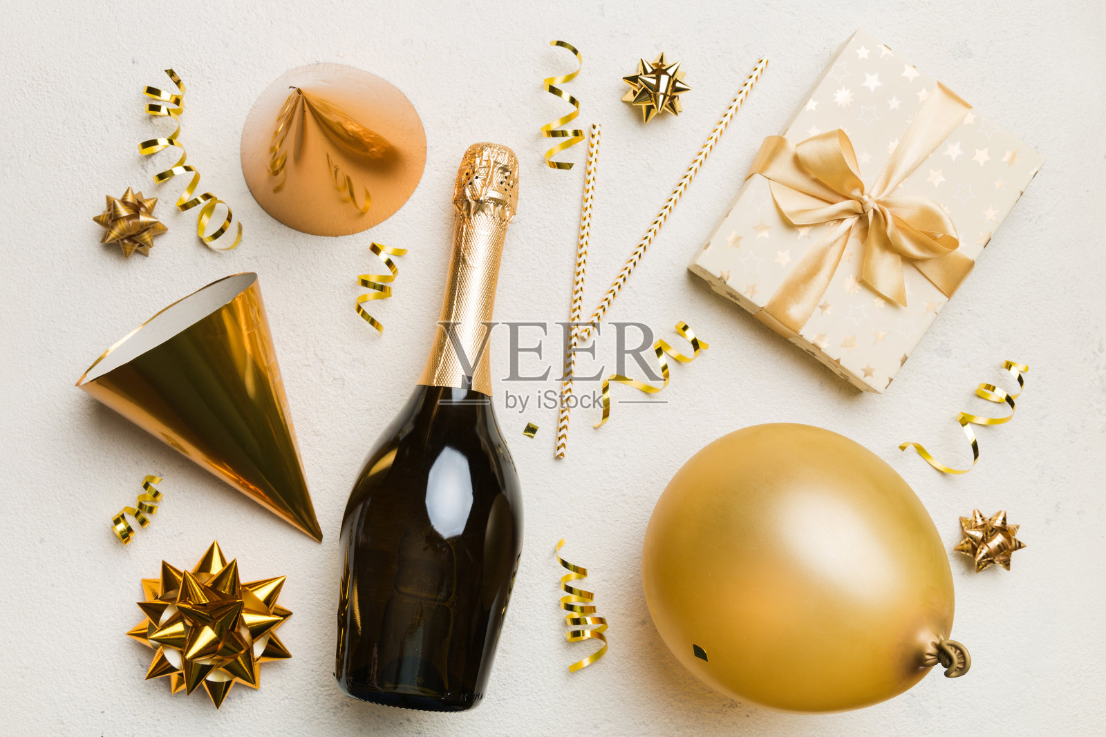 平奠定组成香槟酒瓶礼盒丝带和彩色背景上的五彩纸屑。平铺，俯瞰度假概念照片摄影图片