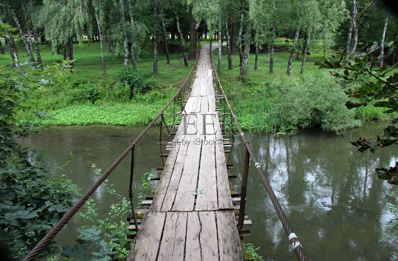 过河的木桥照片摄影图片