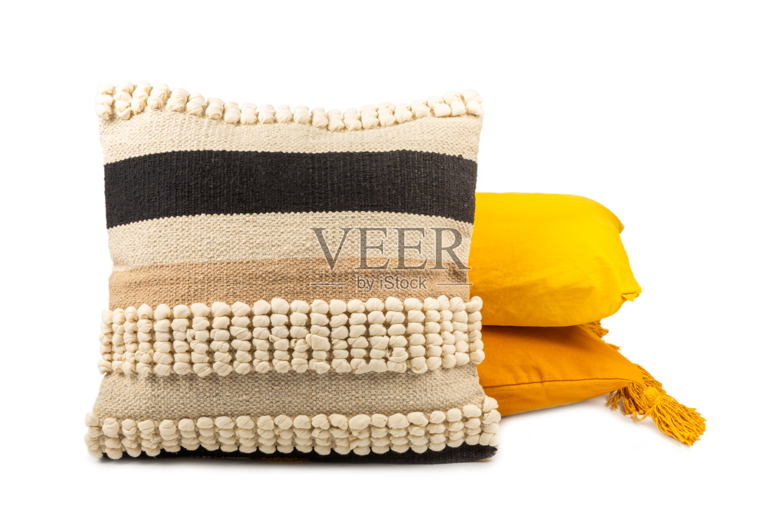 明亮柔软的枕头孤立在一个白色的背景。沙发上的装饰枕头。家居装饰。照片摄影图片