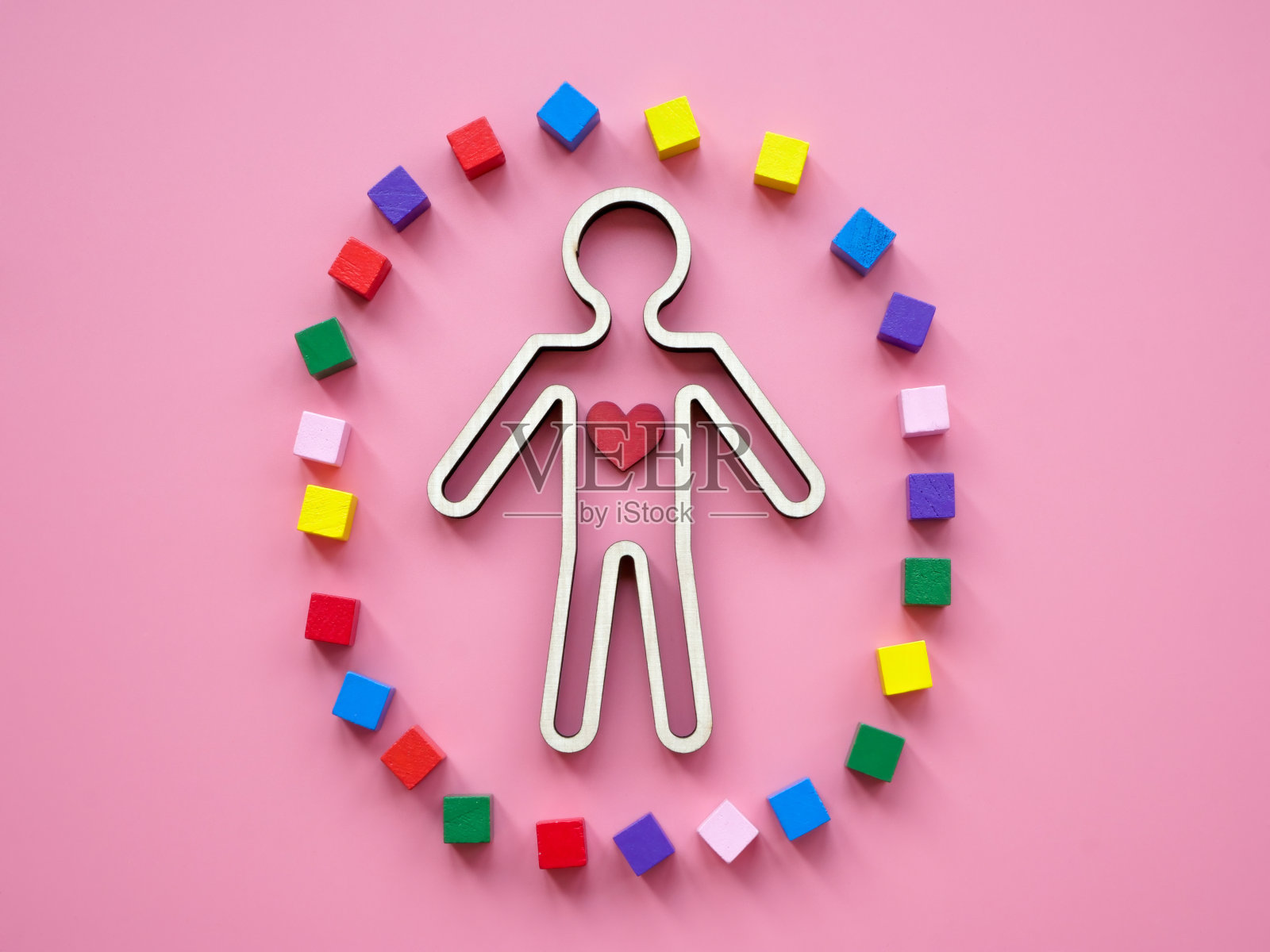 神经多样性与自闭症概念：人体模型、心形和立方体照片摄影图片