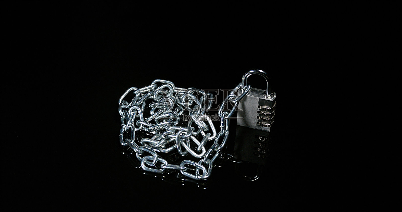 链条和挂锁落在黑色背景下照片摄影图片