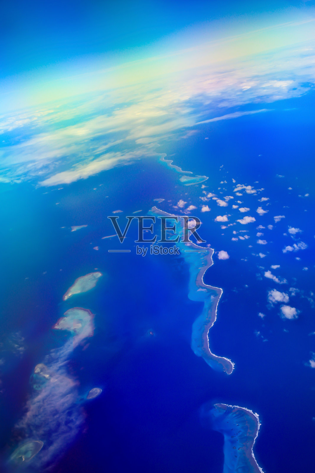 天空高高在云之上-从飞机上看岛屿和海洋照片摄影图片