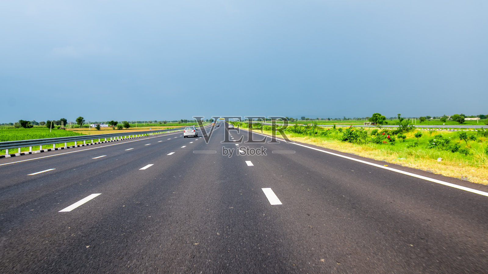 德里-瓦多达拉-孟买高速公路是一条1350公里长的8车道高速公路，连接新德里和孟买。德里孟买高速公路。照片摄影图片