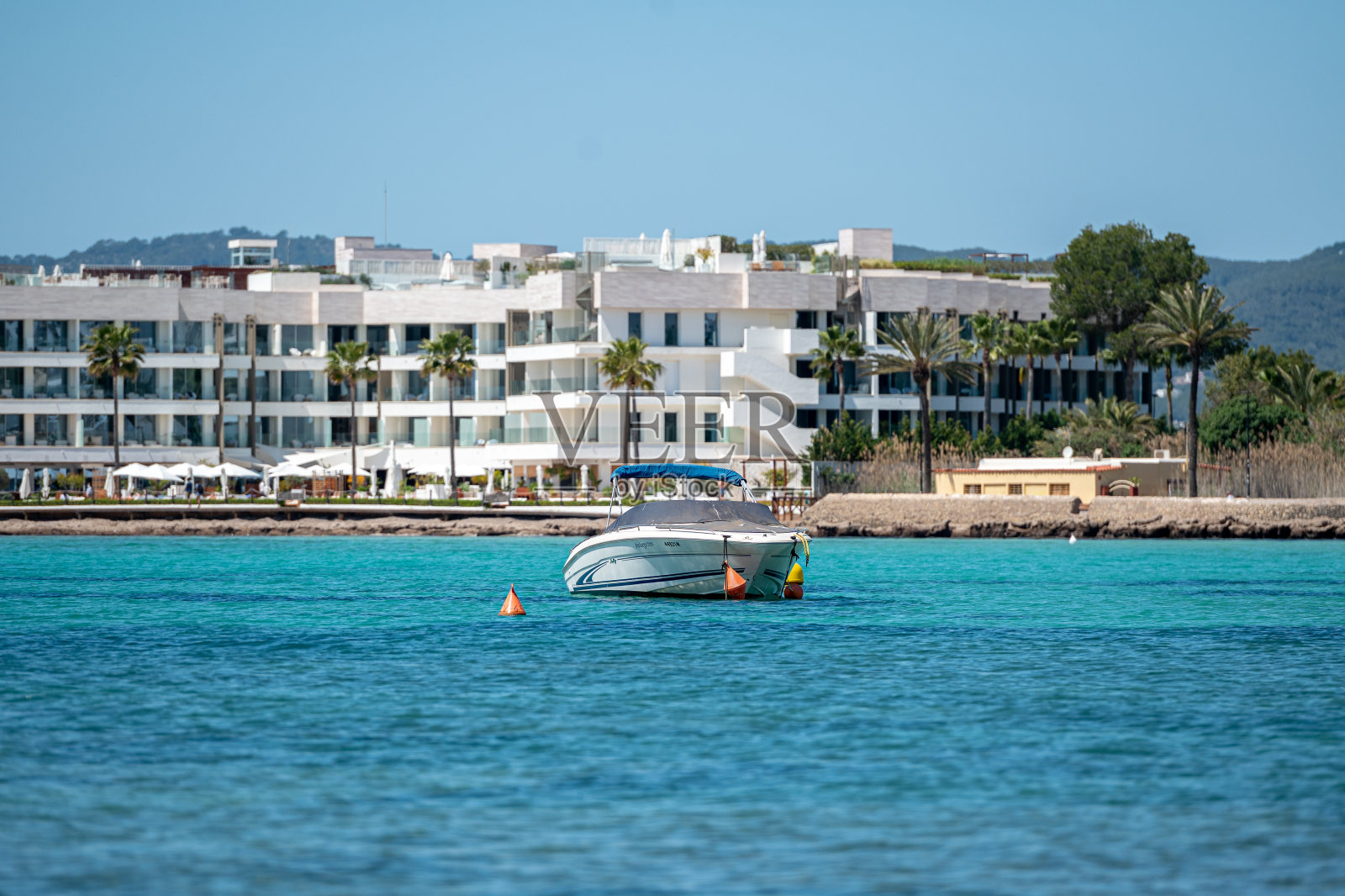 西班牙伊比沙岛塔拉曼卡湾，地中海蓝绿色水域中的船只。照片摄影图片
