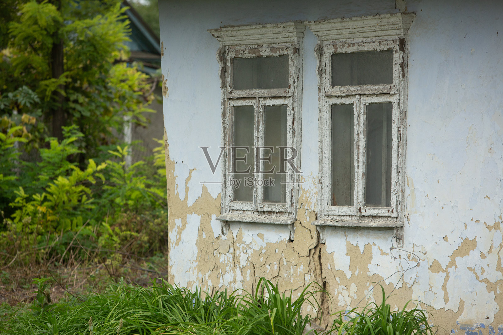 夏日里，村子里一幢蓝漆房子里的旧木门照片摄影图片