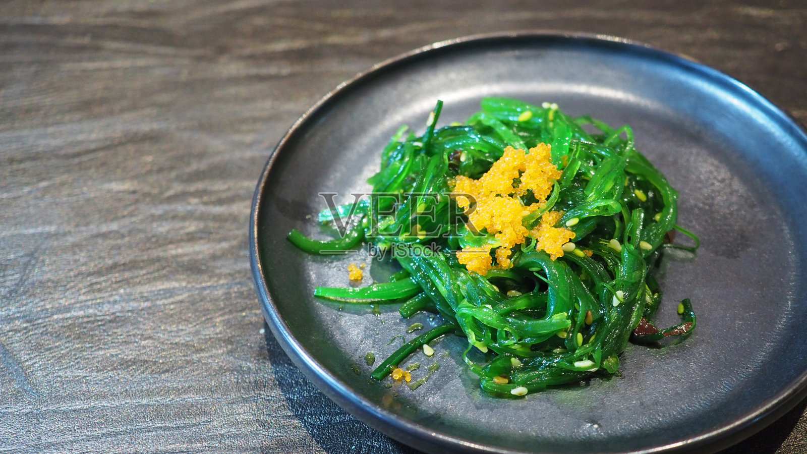 日本海带沙拉顶部配虾蛋。照片摄影图片