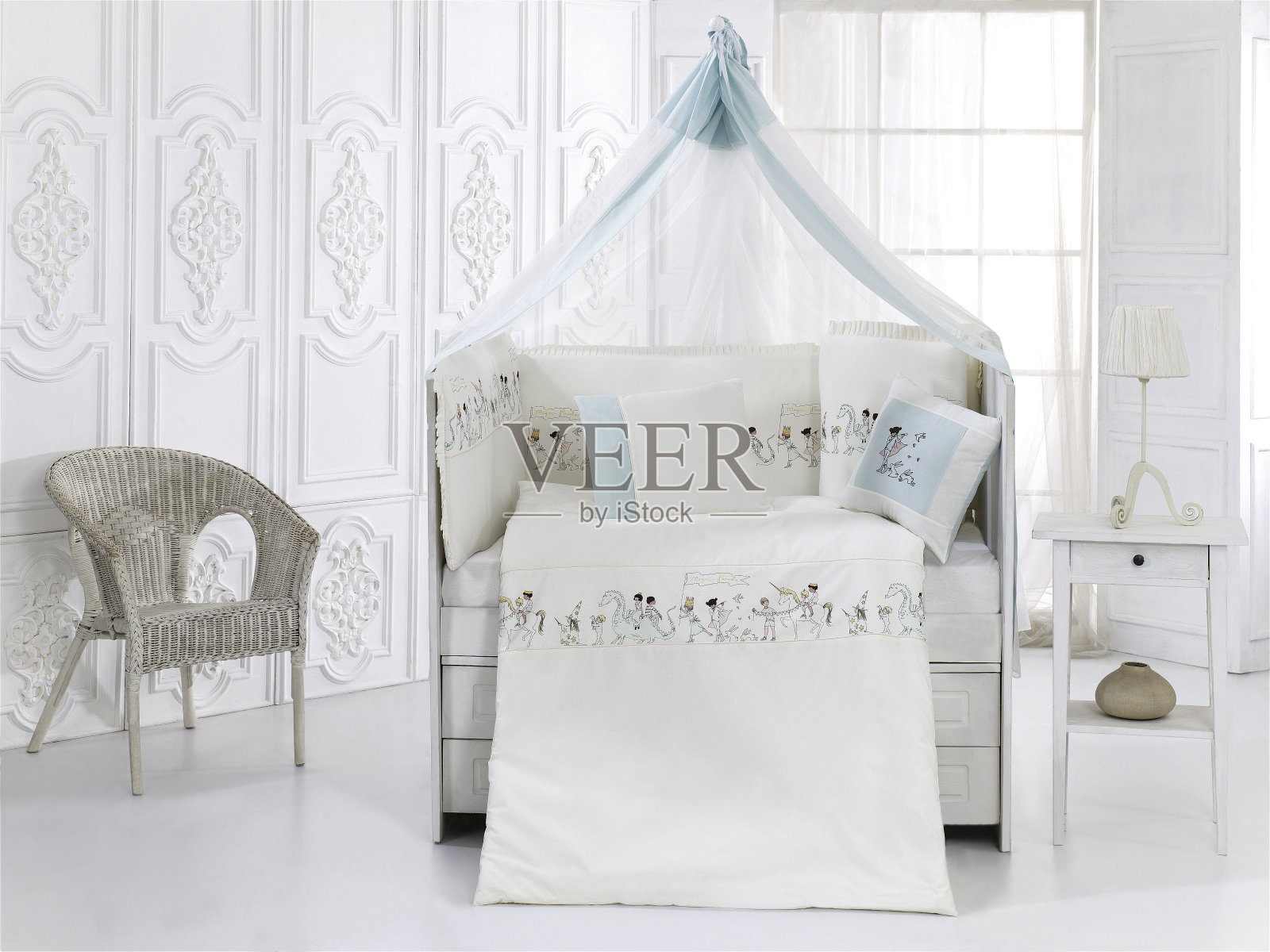 枕头和玩具，白色的木毯子放在明亮的育儿室里照片摄影图片