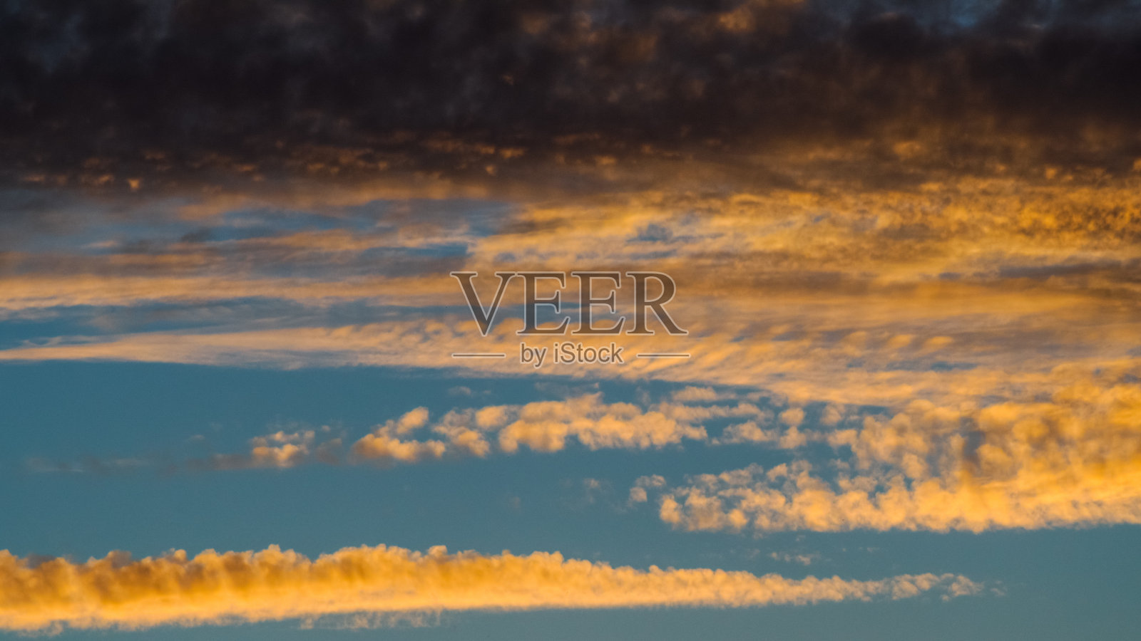 高空云层下的橙色日落照片摄影图片