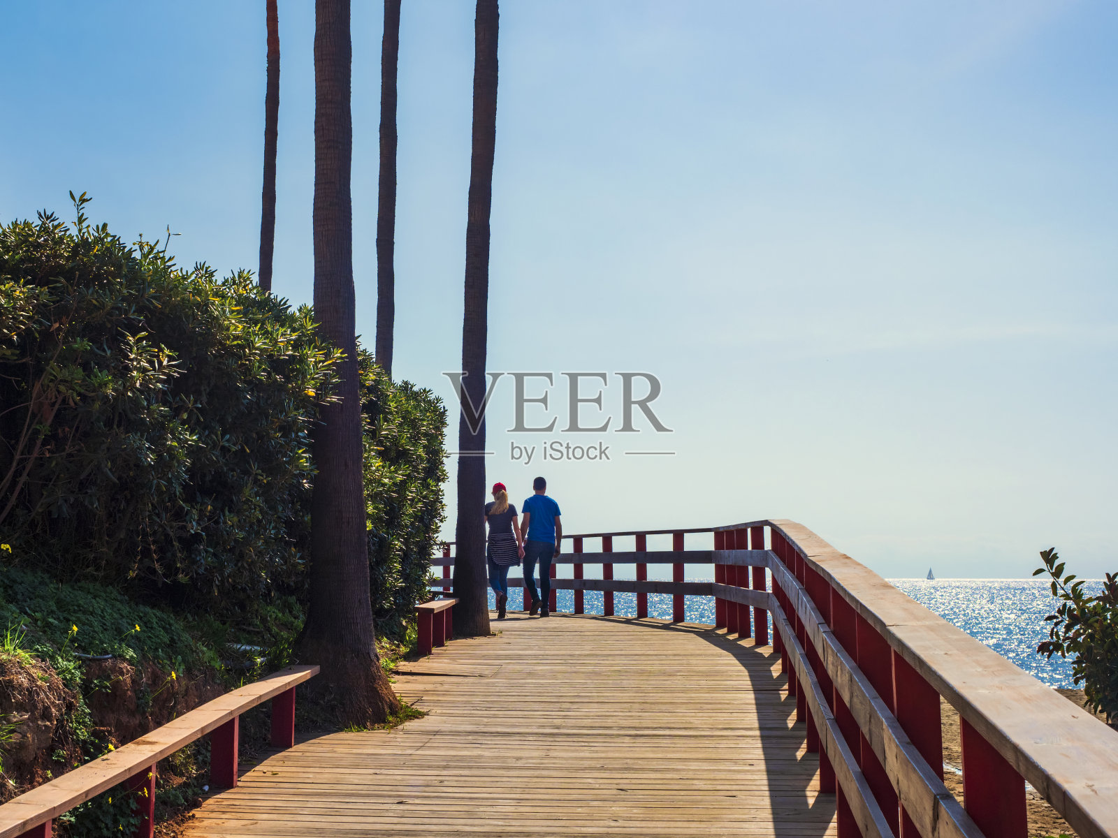 一对夫妇在海边散步照片摄影图片