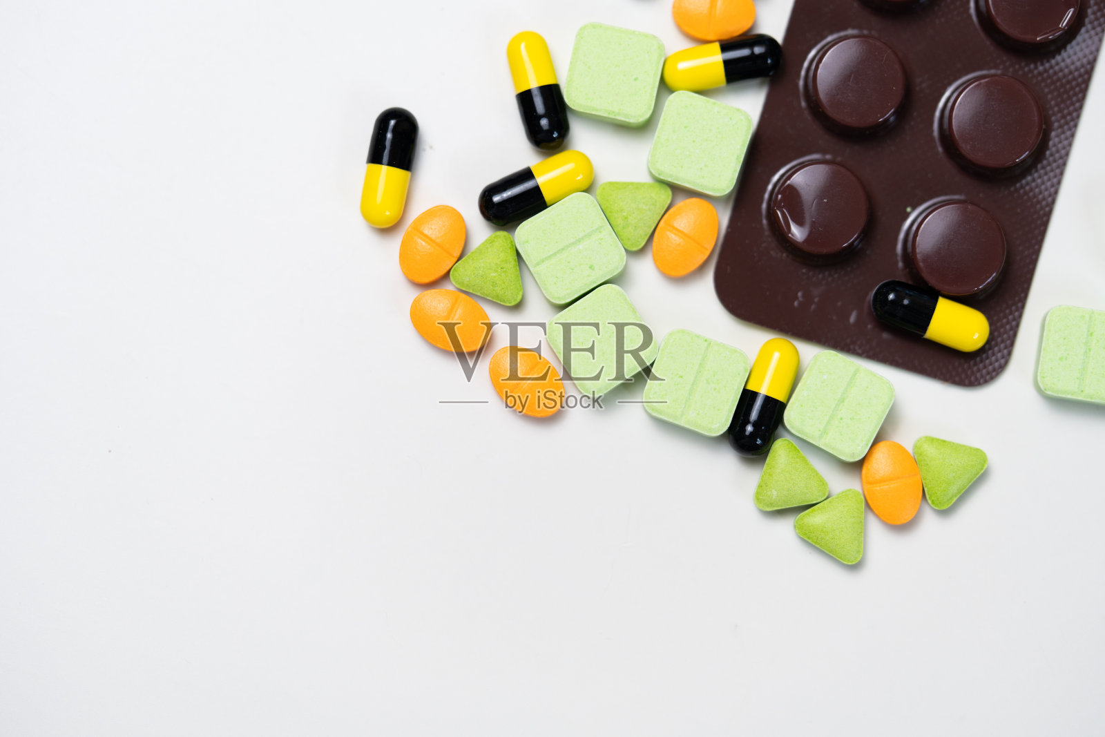 白底药，包括药片、片剂和胶囊。照片摄影图片