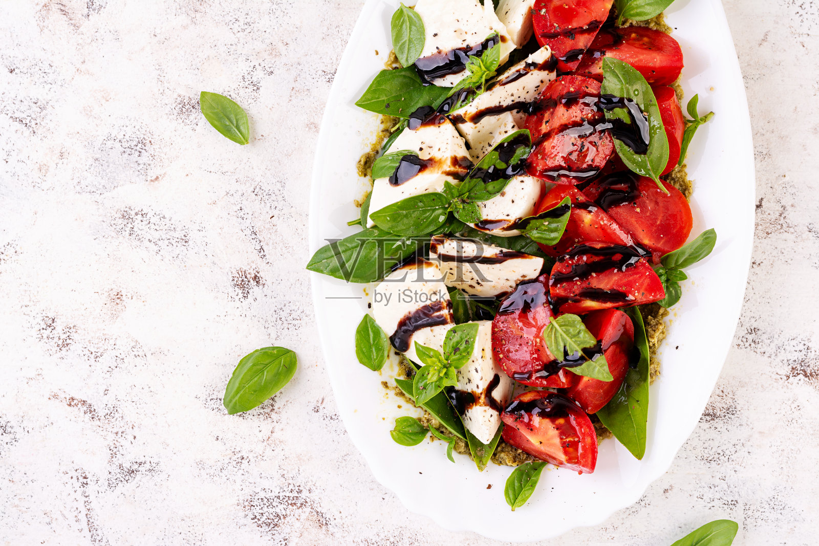 卡普瑞斯沙拉番茄概念设计。白色背景，特写。食品的概念。俯视图照片摄影图片