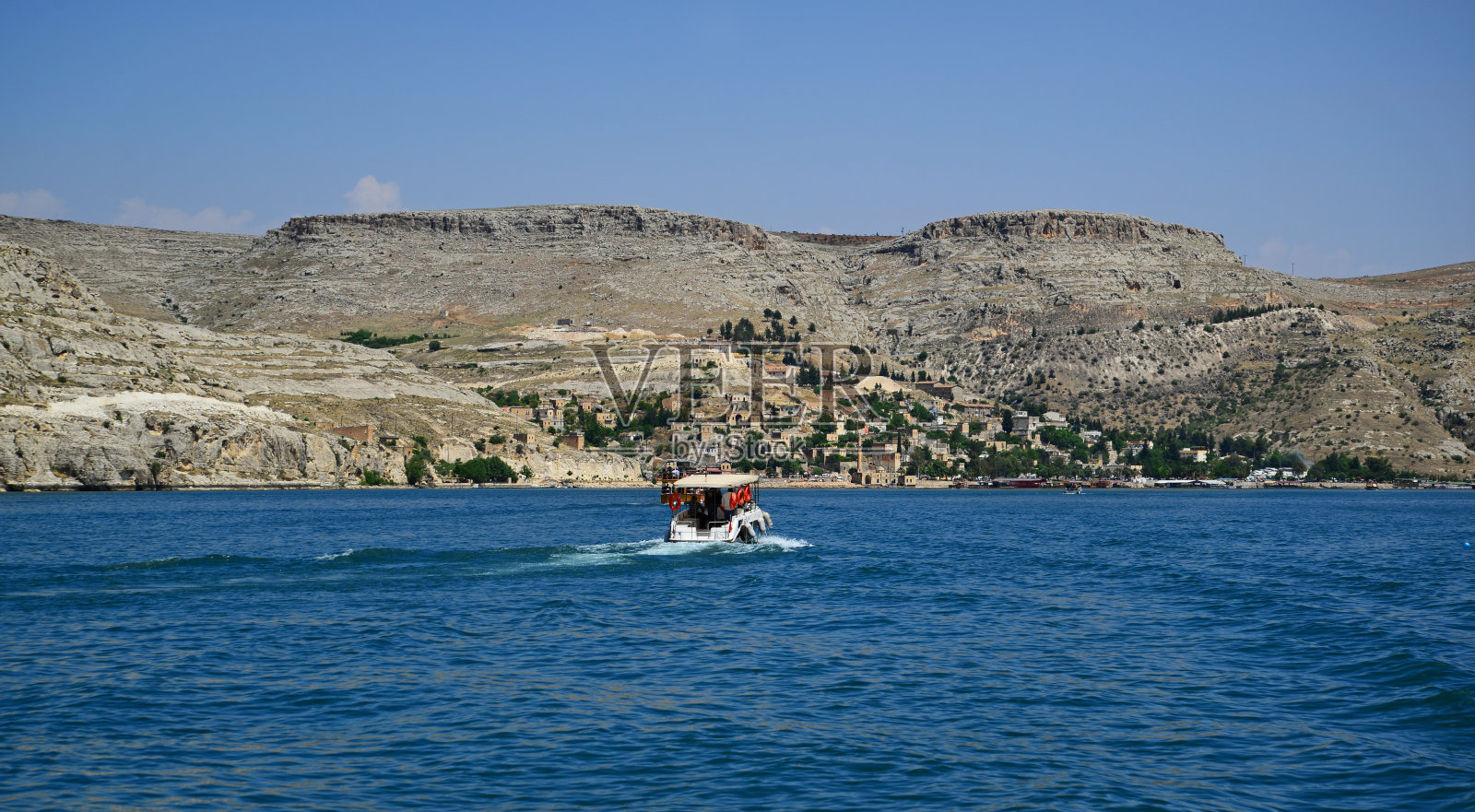 Halfeti是位于土耳其Sanliurfa的一个历史街区。由于修建大坝，一些地区被淹了。照片摄影图片