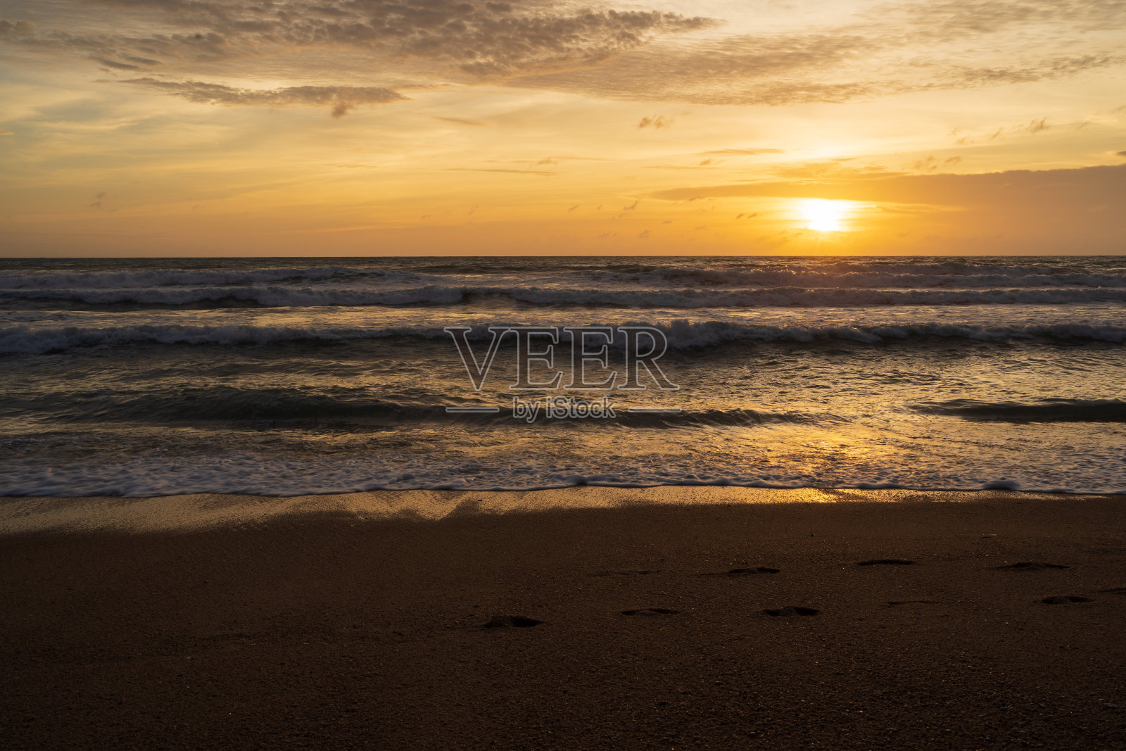 五彩斑斓的海洋沙滩夕阳，橙色和金色的夕阳天空。照片摄影图片