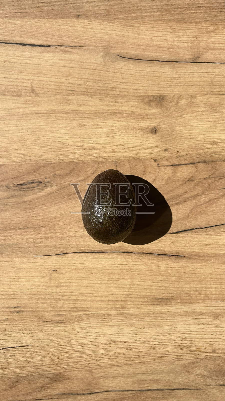 新鲜的牛油果切片在木制厨房工作面上显示纹理照片摄影图片