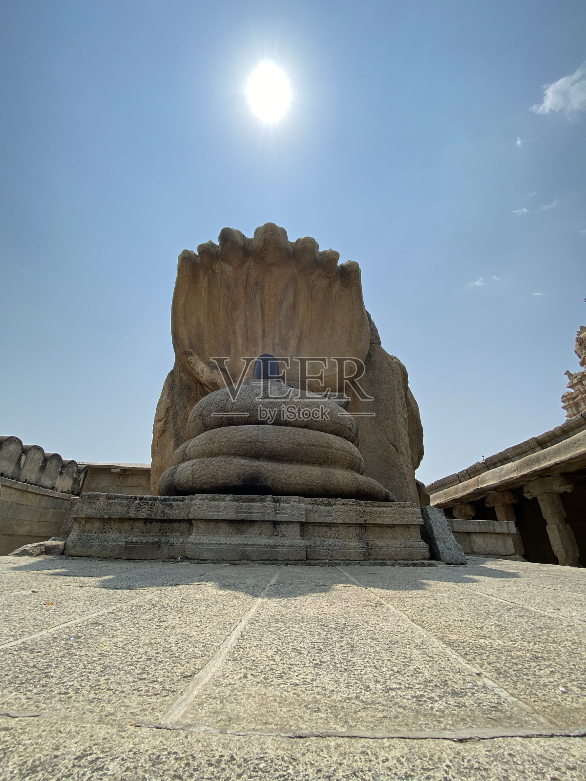 维拉巴哈德拉寺庙是位于印度安得拉邦Lepakshi的一座印度教寺庙。这座寺庙是献给Virabhadra的，它是湿婆神凶猛的化身。照片摄影图片