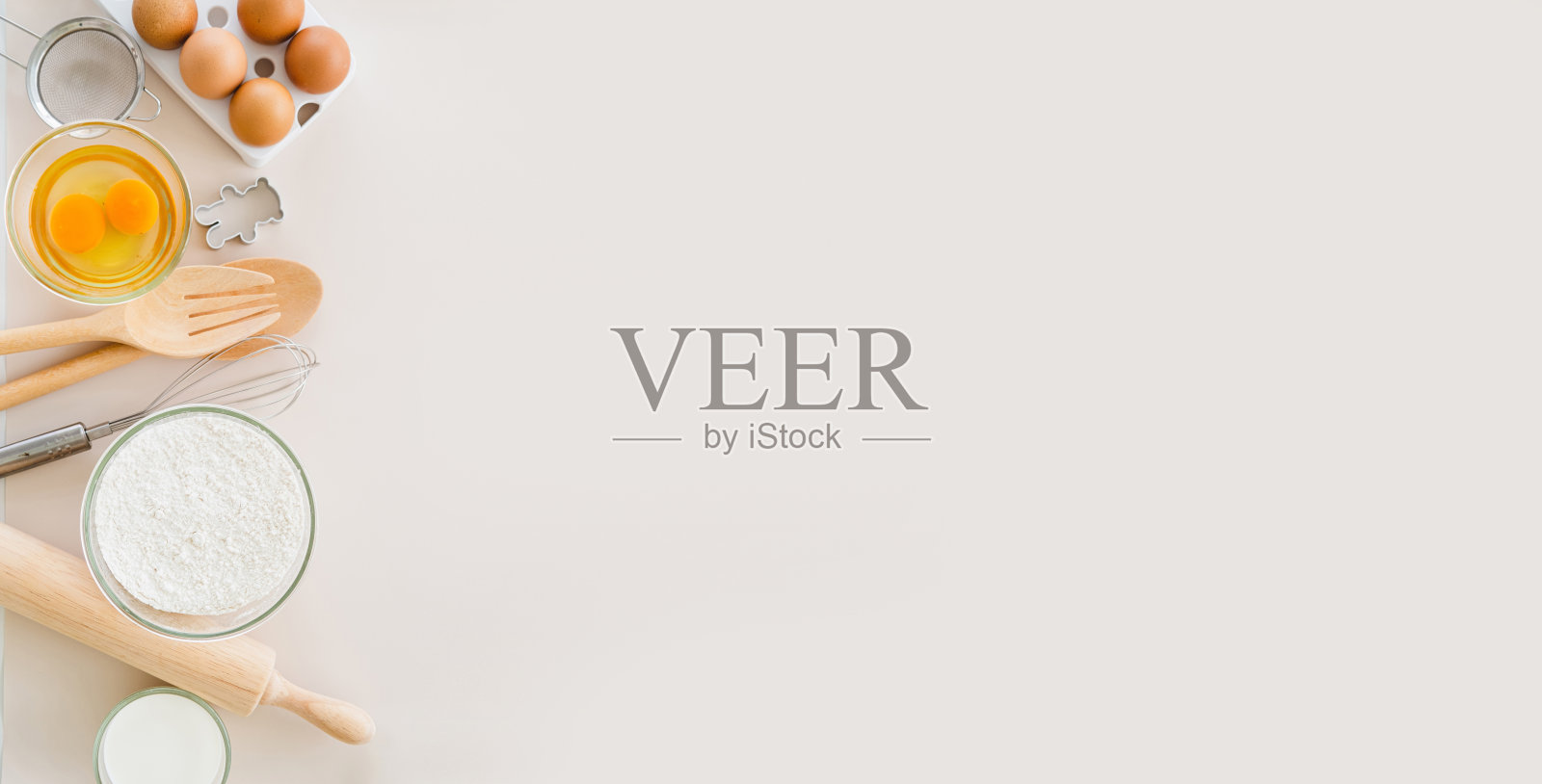 在柔和的粉色背景上烘烤的食物配料框架。烹饪平面与复印空间重叠。前视图。烘焙的概念。Mockup.Banner。照片摄影图片