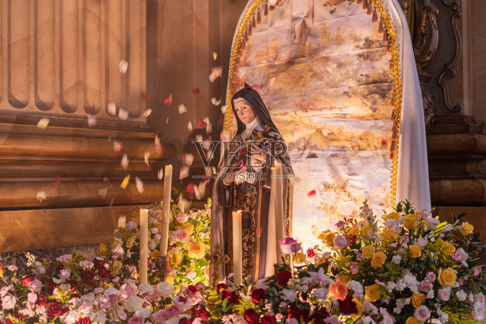 圣婴耶稣的圣特蕾泽祭坛上的落花照片摄影图片