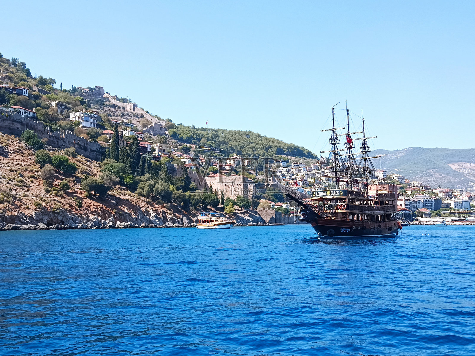 船与古城照片摄影图片