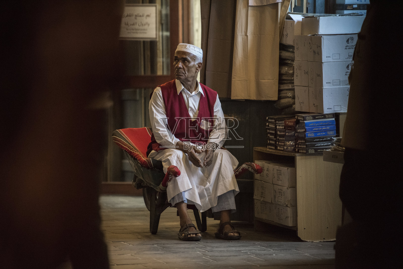 市场Souk Waqif的商店和市场小贩。照片摄影图片