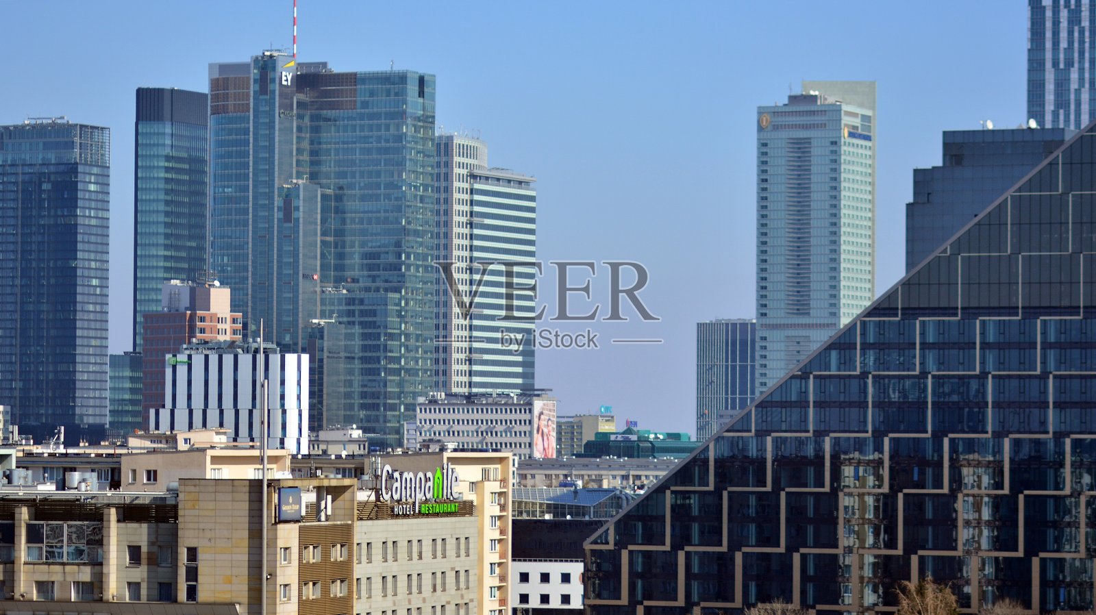 鸟瞰市中心的摩天大楼。华沙城市的空中景观。照片摄影图片