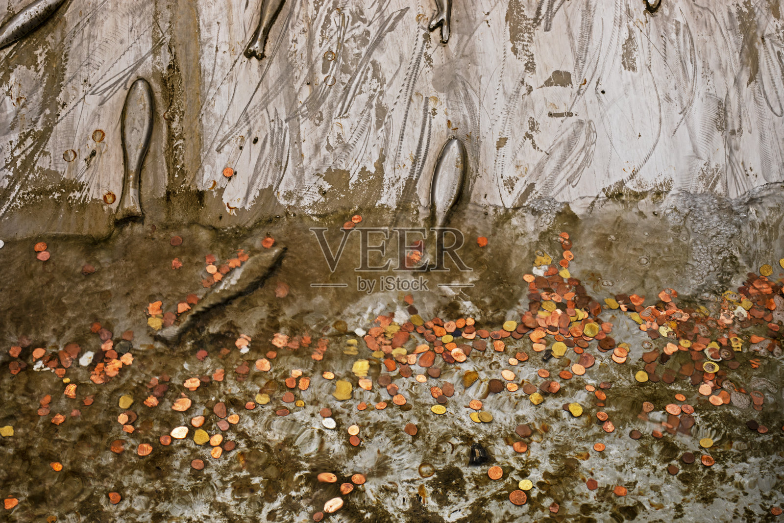 从不同世界的抽象背景硬币扔进水里作为纪念品。旅游休闲照片摄影图片