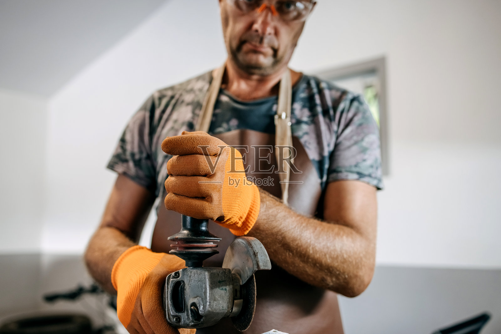 在自家车库里工作的男人照片摄影图片