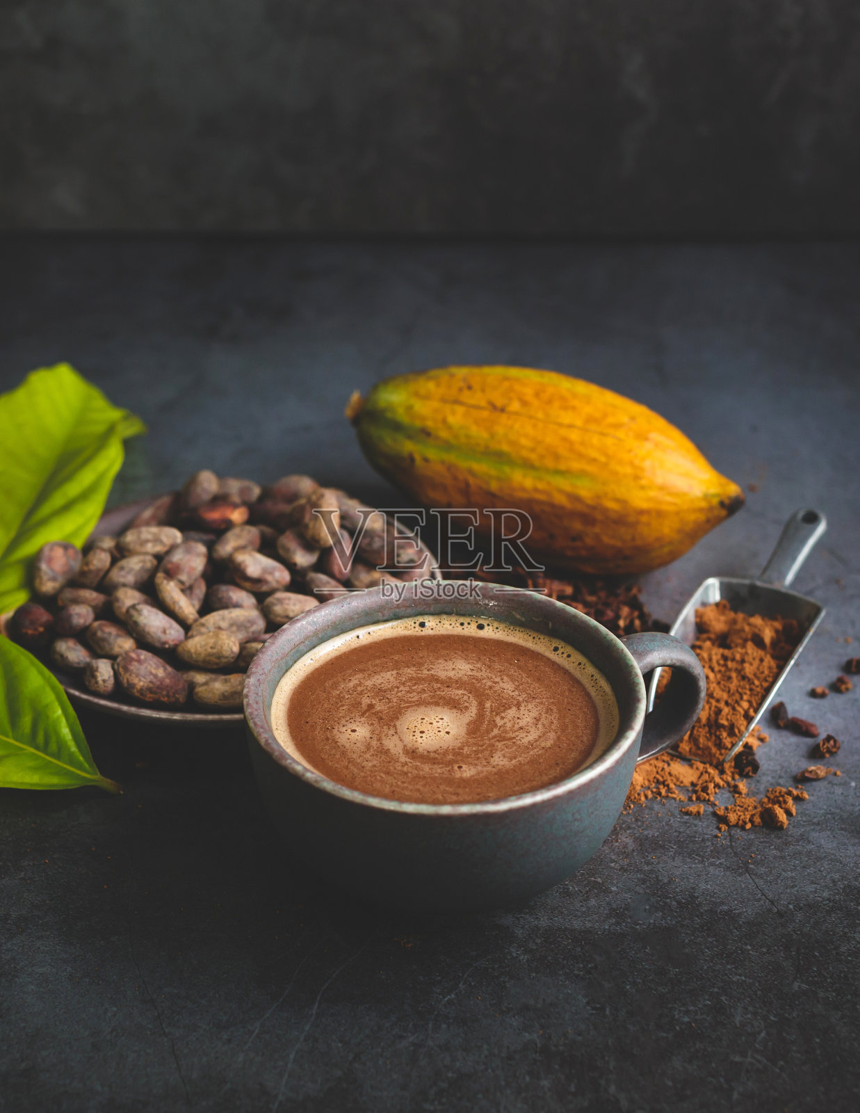 可可系列:热巧克力大头照，棕色可可粉或巧克力粉和可可粒，棕色可可豆和成熟的可可豆荚照片摄影图片